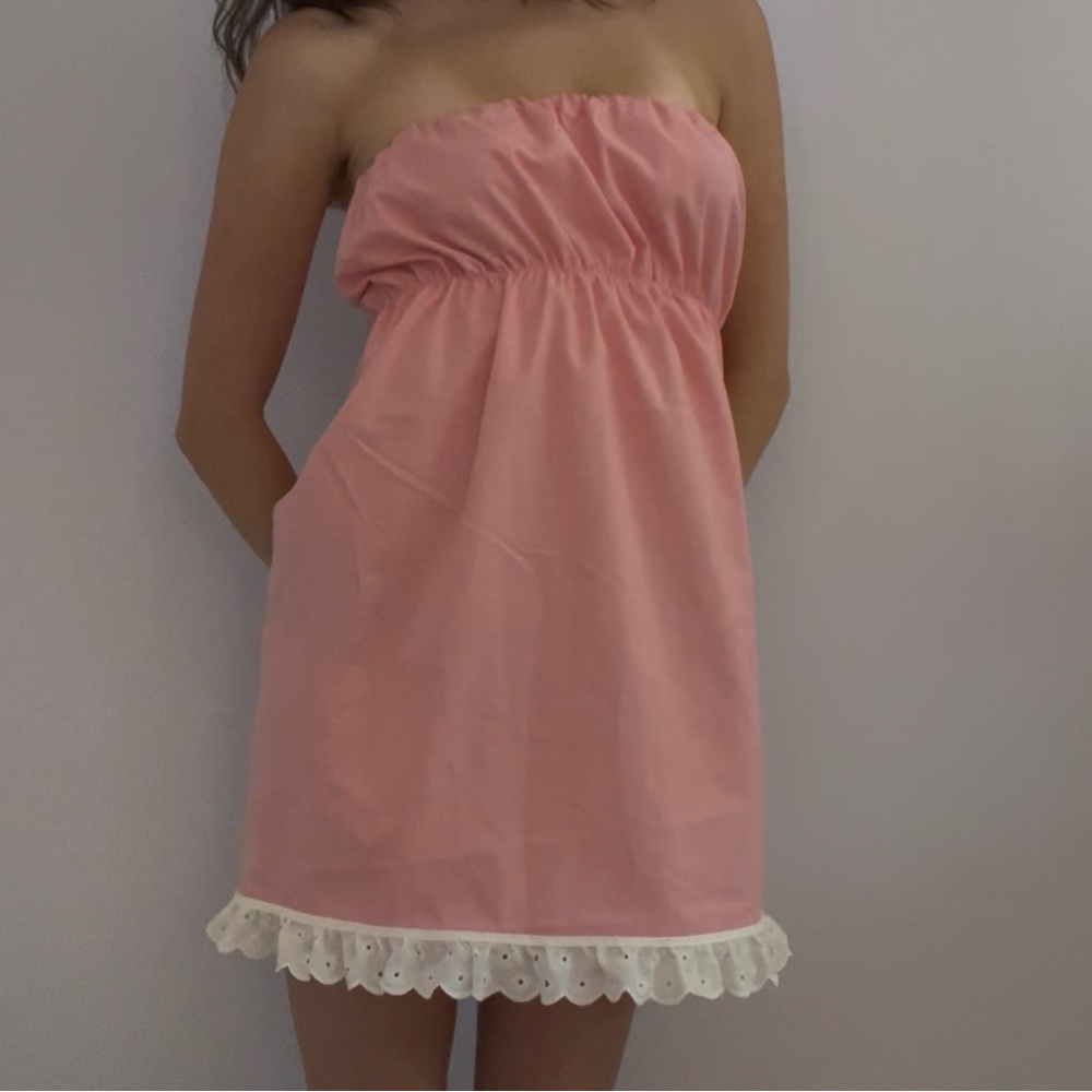 Pink vintage cotton ruched babydoll strapless sundress with white lace trim